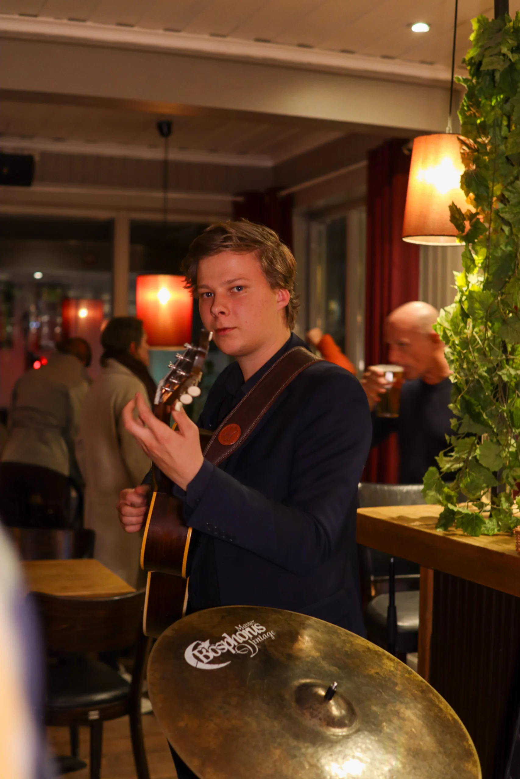 En mann som spiller gitar på et firmaarrangement.