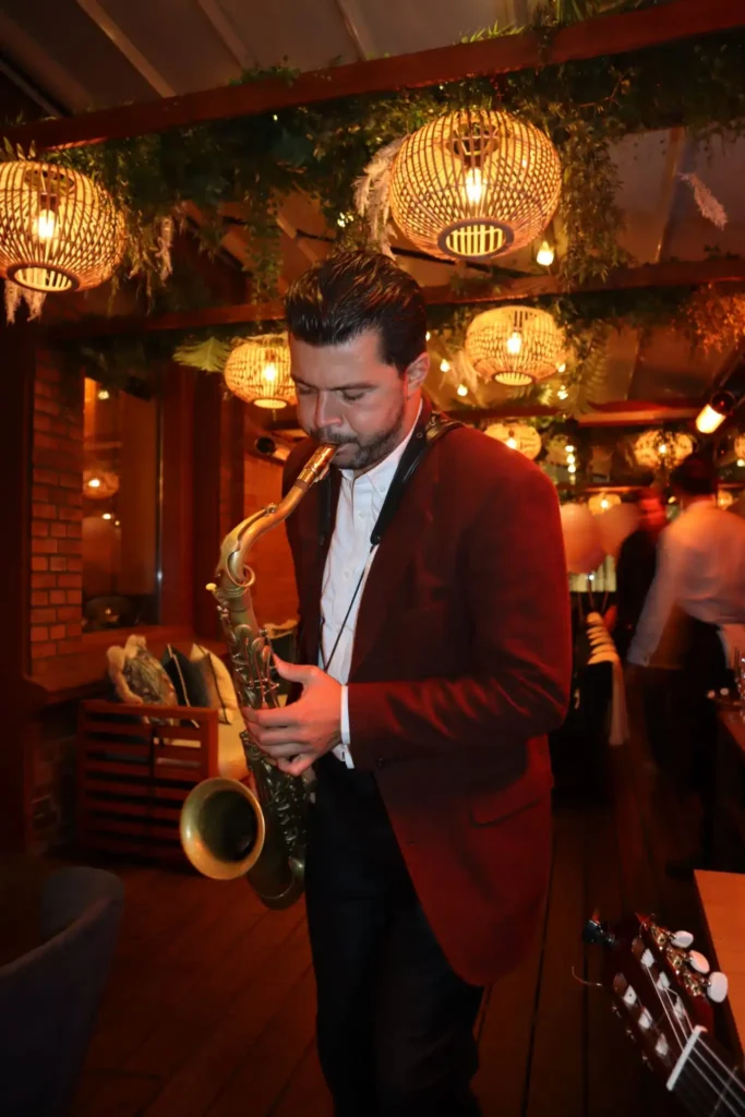 Johan, saxophonist from Romslo Entertainment, playing saxophone during an intimate dinner event in Norway.