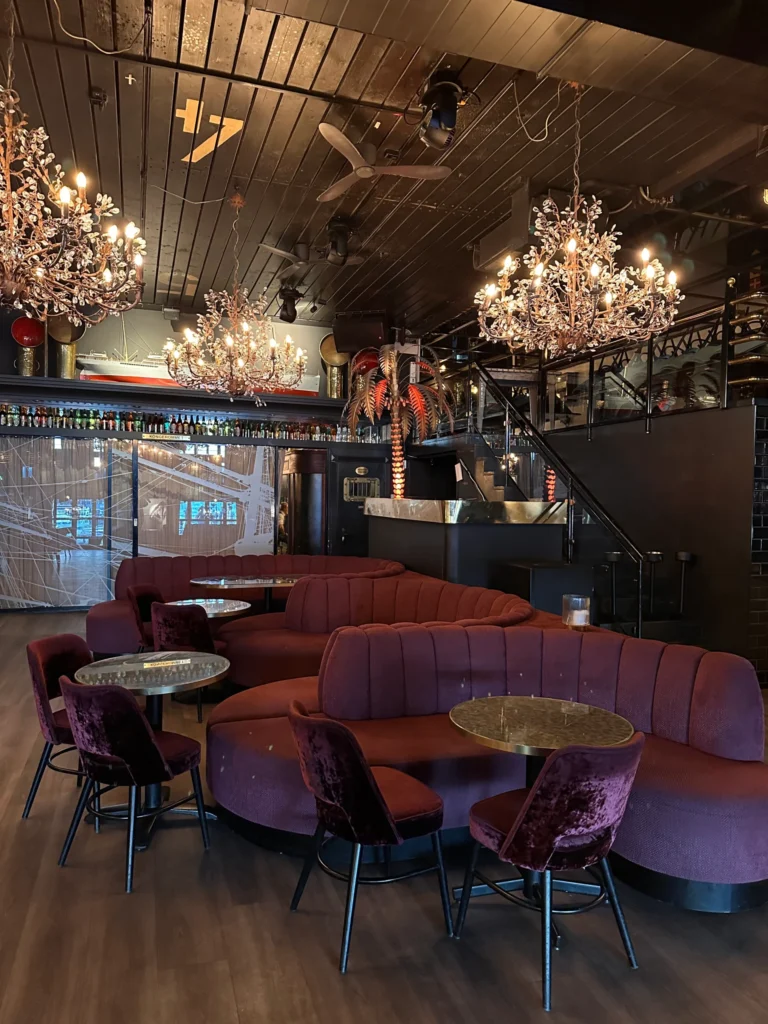 Luksuriøst loungeområde med lysekroner på Louise Restaurant & Bar, Aker Brygge, hvor Romslo Entertainment spilte inn Frankly Swingin’.