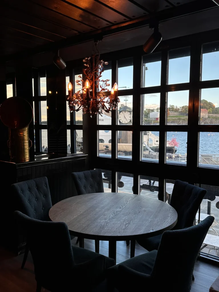 Cozy window seating with waterfront view at Louise Restaurant & Bar, Aker Brygge, where Romslo Entertainment recorded Frankly Swingin’.