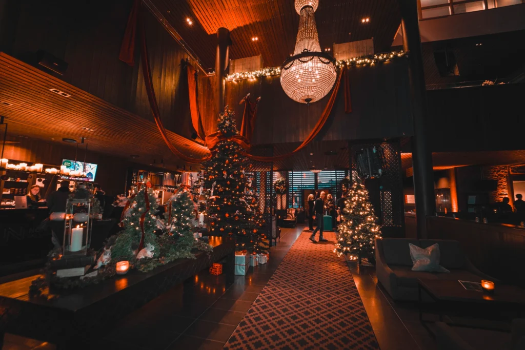 Christmas-decorated venue at Norefjell Ski & Spa during a julebord celebration.